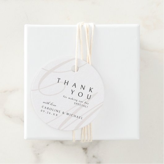 Étiquettes Cadeau Classic Elegance Script monogramme mariage faveur (En situation)