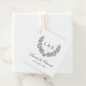 Étiquettes Cadeau Classic Laurel Mariage Monogramme initial (En situation)