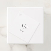 Étiquettes Cadeau classique Monogramme de mariage  (En situation)