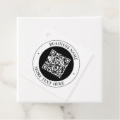 Étiquettes Cadeau Code QR avec nom d'entreprise Texte circulaire mod (En situation)