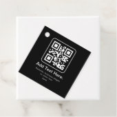 Étiquettes Cadeau Code QR scannable moderne | Noir Blanc & Gris (En situation)