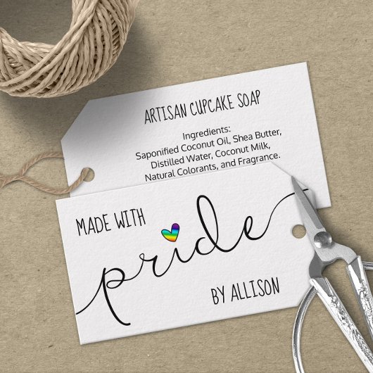 Étiquettes-cadeau Coeur arc-en-ciel fait avec fierté LGBTQ Artisan