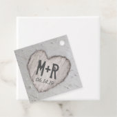 Étiquettes Cadeau Coeur rustique sculpté avec initiales, arbre de ma (En situation)