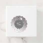 Étiquettes Cadeau Coeurs roses faits main avec monogramme d'amour (En situation)