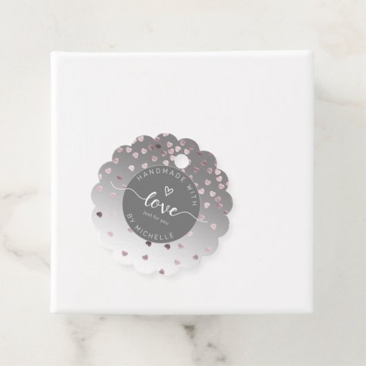 Étiquettes Cadeau Coeurs roses faits main avec monogramme d'amour (En situation)
