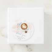 Étiquettes Cadeau Coffee baby shower Is Brewing bow (En situation)