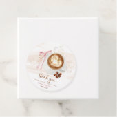 Étiquettes Cadeau Coffee baby shower Is Brewing bow (En situation)