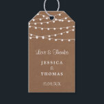 Étiquettes-cadeau Collection de Mariages Rustic Kraft<br><div class="desc">Simple mais élégant, les lampes à cordes de la collection rustique Kraft mariage est un design époustouflant avec de belles lumières à cordes blanches suspendues sur un arrière - plan à effet Kraft, qui est parfait pour toute célébration mariage rustique. Ces étiquettes cadeau peuvent être personnalisées pour votre occasion spéciale...</div>