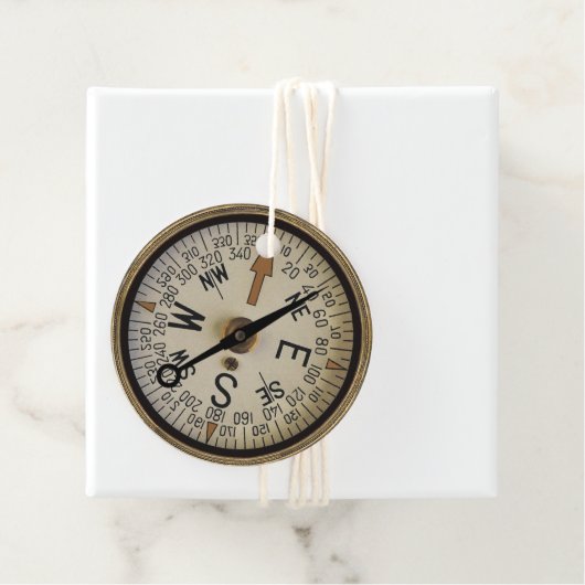 Étiquettes Cadeau Compass Rose 1 (En situation)