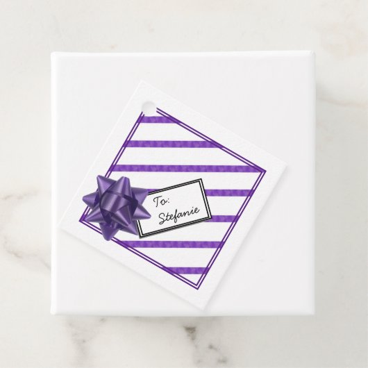 Étiquettes Cadeau Conception de vacances à rayures violettes (En situation)
