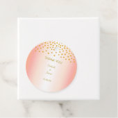 Étiquettes Cadeau Confettis dorés sur fond rose gold (En situation)