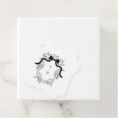 Étiquettes Cadeau Coquette Bow Crest Monogramme Mariage français (En situation)