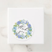Étiquettes Cadeau Couronne de mariage à l'aquarelle Hydrangea bleue  (En situation)