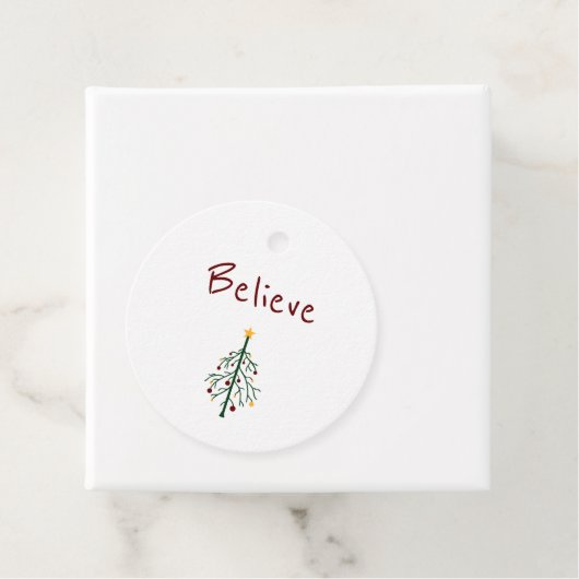 Étiquettes Cadeau Croire sapin de Noël Rouge Vert simple (En situation)