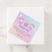 Étiquettes Cadeau cupcakes arc-en-ciel merci fille 1er anniversaire (En situation)