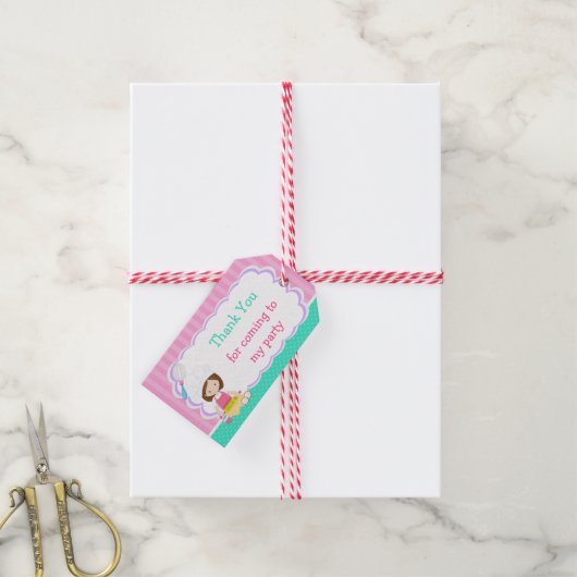 Étiquettes-cadeau Cute Brunette Fille Baking Anniversaire (With Twine)