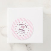 Étiquettes Cadeau Cute Pink Bow First Birthday  (En situation)