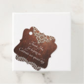 Étiquettes Cadeau Dentelle Blanche & Bois Rustique Grainé (En situation)