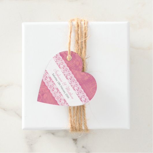 Étiquettes Cadeau Dentelle blanche mariage sur rose saumon (En situation)