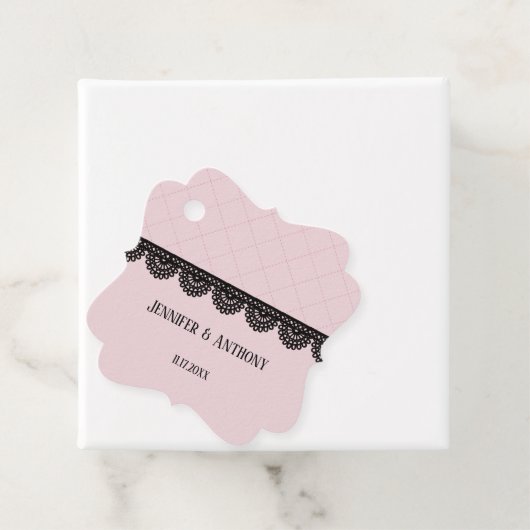Étiquettes Cadeau Dentelle noire sur Soft Pink Mariage personnalisé (En situation)