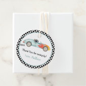 Étiquettes Cadeau Deux voitures de course rapide anniversaire (En situation)