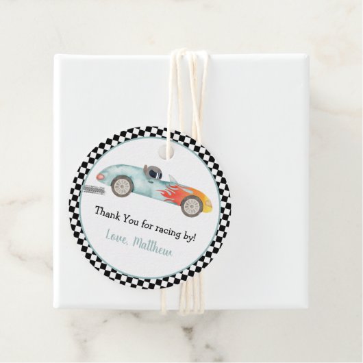 Étiquettes Cadeau Deux voitures de course rapide anniversaire (En situation)