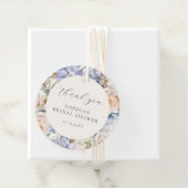 Étiquettes Cadeau Douche de Mariée Fleurie Crème Bleu Poussière (En situation)