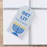 Étiquettes-cadeau Drôle "Get Lit" Chic Personnalisé Menorah Hanoukka<br><div class="desc">Ajoutez une touche d'humour à vos cadeaux Hanoukka avec cette étiquette cadeau amusante et festive "Get Lit" ! Doté d'une illustration bleue en gras de menorah et d'un texte de nom de famille personnalisable, ce tag est la façon parfaite d'apporter la personnalité à vos cadeaux de vacances. Le design moderne,...</div>