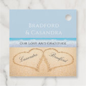 Étiquettes Cadeau Dusty Blue Beach Mariage 2 Coeurs dans le sable (Dos)