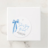 Étiquettes Cadeau Dusty Blue Bow Elle organise une fête de mariage S (En situation)