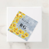 Étiquettes Cadeau Dusty Blue Watercolor Sunflowers Monogram Mariage (En situation)