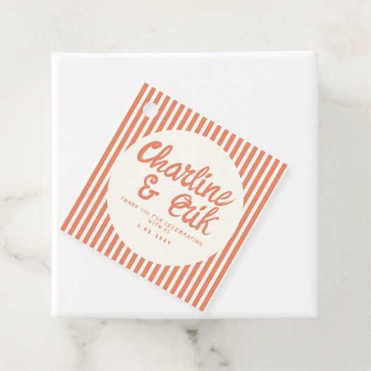 Étiquettes Cadeau Écriture manuscrite rouge à bande Merci Mariage ré (En situation)