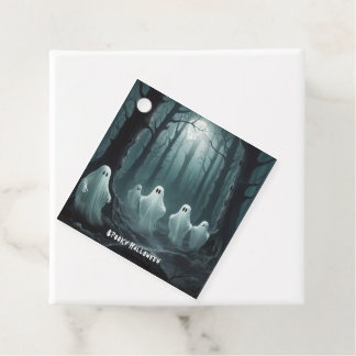 Étiquettes Cadeau Eerie Ghosts flottant à travers une forêt hantée