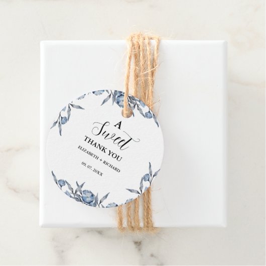 Étiquettes Cadeau Élégant Bleu Botanique Doux Merci Fête  (En situation)