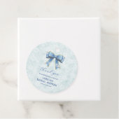 Étiquettes Cadeau Elegant Blue Bow Engagement Party Invitation (En situation)