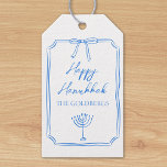 Étiquettes-cadeau Elegant Bow Menorah Nom personnalisé Happy Hanoukk<br><div class="desc">Fêtez le Festival des Lumières avec ces étiquettes cadeaux Hanoukka élégantes et personnalisables ! Doté d'une bordure bleue classique avec un arc délicat et une illustration de menorah, ce design est parfait pour ajouter une touche spéciale à vos réunions Hanoukka. Le texte "Happy Hanoukka" est magnifiquement affiché au-dessus de votre...</div>