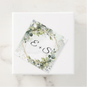 Étiquettes Cadeau Élégant eucalyptus vert initiales mariage (En situation)