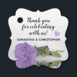 Étiquettes Cadeau Élégant Lavande violet Rose Merci Mariage<br><div class="desc">Ces belles étiquettes de faveur sont une façon merveilleuse de remercier les membres de votre fête de mariage, les invités spéciaux, ou les membres de votre famille. L'élégant design présente une belle photo d'un seul rose à long tige de lavande violet réfléchissant dans une piscine d'eau. La calligraphie de script...</div>