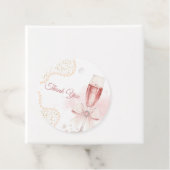 Étiquettes Cadeau Élégant Mariage avec Perles & Prosecco (En situation)