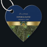 Étiquettes Cadeau Elégant Mariage de Peacock Bleu Marine Gold<br><div class="desc">Design élégant avec Peacock Feathers et arrière - plan bleu marine,  séparé par un ornement doré avec un ruban paon pour un événement mariage spécial,  ou tout autre événement. Personnalisez avec vos propres informations.</div>