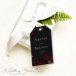 Étiquettes-cadeau Élégant Mariage floral noir et rouge personnalisé<br><div class="desc">Faites ressortir vos cadeaux de mariage avec nos Élégantes Tags Cadeaux Mariages Flore Noir et Rouge personnalisés. Cet ensemble de balises ajoute une touche de charme sophistiquée à vos cadeaux de mariage. Chacune est ornée d'un design floral rouge imprimé, dressé contre un arrière - plan noir élégant, qui encapsule à...</div>