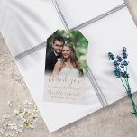 Étiquettes-cadeau Elégant Merci Gold Script Mariage Photo Favoriser<br><div class="desc">Avec des noms de style signature,  cette étiquette élégante d'or et de blanc peut être personnalisée avec votre photo spéciale et vous remercier informations en lettres d'or chic. Conçu par Thisisnotme©</div>