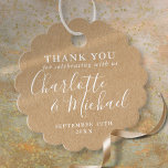 Étiquettes Cadeau Elégant Rustic Kraft Signature Mariage Merci<br><div class="desc">Avec des noms de style signature,  cette étiquette élégante peut être personnalisée avec vos informations de remerciement spéciales en lettrage blanc chic sur un arrière - plan kraft rustique. Conçu par Thisisnotme©</div>