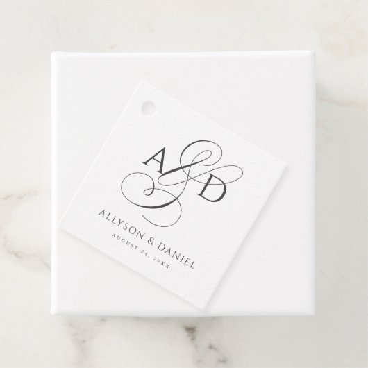 Étiquettes Cadeau Élégant script initial Monogramme Mariage classiqu (En situation)