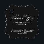 Étiquettes Cadeau Élégant simple chic Merci noir Mariage<br><div class="desc">Ces belles étiquettes de faveur sont simples,  classiques,  intemporelles et élégantes. Le design est composé d'un arrière - plan noir avec un script blanc dactylographié : Merci pour célébrer avec nous. Il y a de la place pour les noms du couple et la date du mariage.</div>