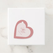 Étiquettes Cadeau Élégant simple coeur rose monogramme (En situation)