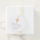 Étiquettes Cadeau Elégant Taupe Cross Boy First Communion Round (En situation)