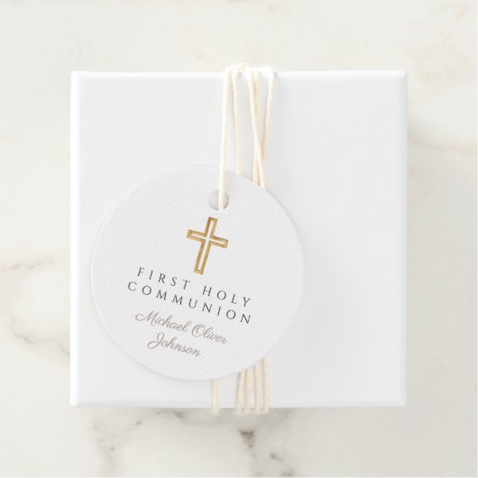 Étiquettes Cadeau Elégant Taupe Cross Boy First Communion Round (En situation)