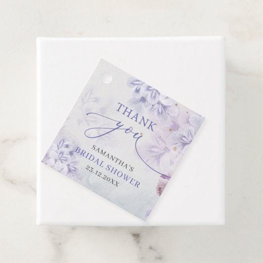 Étiquettes Cadeau Elégante pastel mauve fleurs de printemps nuptiale (En situation)