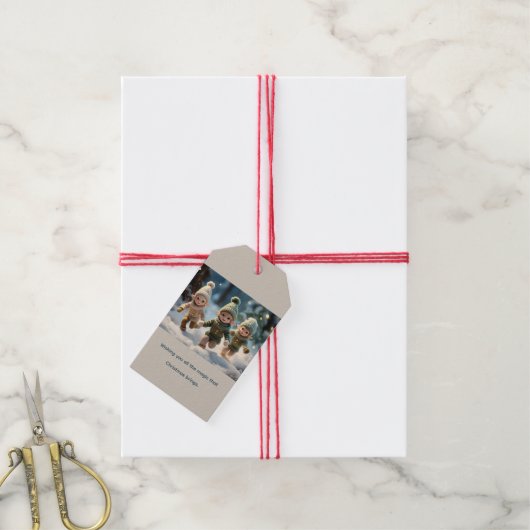 Étiquettes-cadeau Elf Kids Running in the Snow Custom Text (Avec de la ficelle)